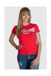 MOSCHINO T-shirt damski czerwony z nadrukiem logo i misia. Czerwone t-shirty MOSCHINO, s, bez wzorów, z dzianiny, bez kołnierzyka, bez ramiączek. W wyprzedaży za 359.99 zł.