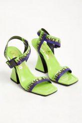 Sandały damskie VERSACE JEANS COUTURE. Sandały Versace Jeans Couture, bez wzorów, z jeansu, bez obcasa, bez zapięcia. W wyprzedaży za 554.95 zł.