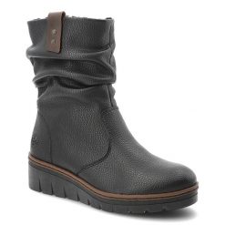 Botki damskie Rieker o fasonie z marszczoną cholewką ozdobnym paskiem i niskim stabilnym obcasem czarne, X9155-00 Black. Czarne botki Rieker, bez wzorów, z jeansu, eleganckie, bez obcasa, bez zapięcia. Za 379.00 zł.