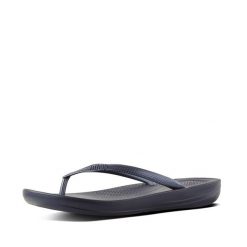 Klapki damskie FitFlop Iqushion Ergonomic TPU. Czarne klapki Flip Flop, bez wzorów, bez obcasa, bez zapięcia. Za 149.05 zł.