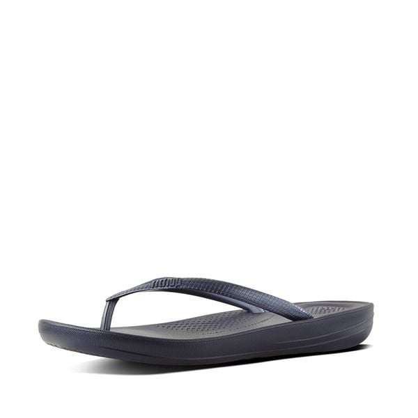 Klapki damskie FitFlop Iqushion Ergonomic TPU. Czarne klapki Flip Flop, bez wzorów, z materiału, bez obcasa, bez zapięcia. Za 227.00 zł.