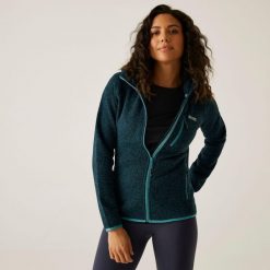 Polar damski rozsuwany z kapturem Newhill. Niebieskie bluzy z polaru Regatta, bez wzorów, z dzianiny, trekkingowe. W wyprzedaży za 179.99 zł.