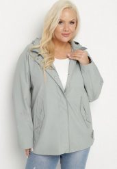 Zielona Kurtka Typu Wiatrówka z Podwijanymi Rękawami i Odpinanym Kapturem Adivlis. Zielone kurtki Born2be, plus size, bez wzorów, z jeansu. Za 189.99 zł.
