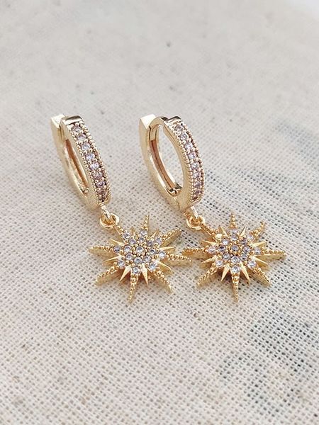 Atelier MIU Pozłacane kolczyki-kreole z cyrkoniami rozmiar: onesize. Żółte kolczyki atelier MIU, z cyrkonią, pozłacane. Za 56.79 zł.