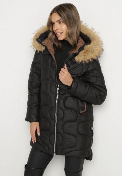 Czarna Kurtka z Kapturem z Futerkiem Zdobiona Oryginalnym Pikowaniem Oleda. Czarne kurtki Born2be, l, z aplikacjami, z dzianiny, klasyczne, z kapturem. Za 199.99 zł.
