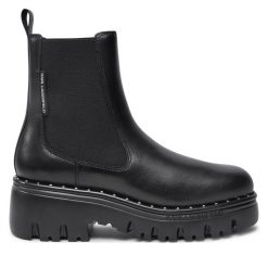 Sztyblety KARL LAGERFELD. Czarne botki KARL LAGERFELD, bez wzorów, bez obcasa, na płaskiej podeszwie, bez zapięcia. Za 599.99 zł.