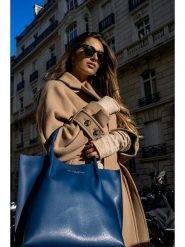 Victor & Hugo Paris Skórzana torebka "Lava" w kolorze granatowym - 32 x 32 x 10 cm rozmiar: onesize. Niebieskie torebki klasyczne Victor & Hugo Paris, bez wzorów, z materiału, bez dodatków. Za 382.99 zł.