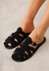 Czarne Klapki Gladiatorki z Ozdobną Sprzączką Lusanatia. Czarne klapki Renee, bez wzorów, bez obcasa, na płaskiej podeszwie, bez zapięcia. Za 79.99 zł.