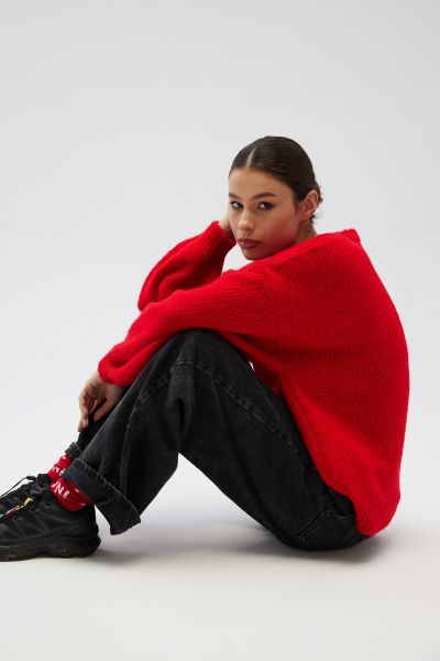 Sweter oversize z bufiastymi rękawami w kolorze INTENSE RED - RIVERO. Czerwone swetry Marsala, na lato, bez wzorów, z poliamidu, bez ramiączek. Za 349.90 zł.