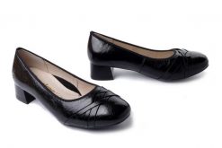 RIEKER 45068-00 black, czółenka damskie. Czarne czółenka Rieker, bez wzorów, ze skóry, bez obcasa, na obcasie, bez zapięcia. Za 379.90 zł.