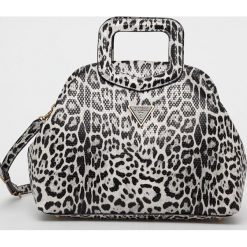 Guess torebka. Listonoszki Guess, z aplikacjami, na ramię, bez dodatków. Za 639.99 zł.
