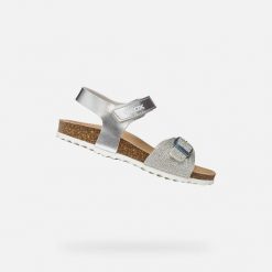 Sandały GEOX J ADRIEL Srebrny. Szare sandały Geox, bez wzorów, z syntetyku, bez obcasa, bez zapięcia. Za 207.99 zł.
