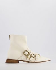 BOTKI Z KLAMRAMI B06206 MILK. Botki Venezia, bez wzorów, ze skóry, bez obcasa, bez zapięcia. Za 679.00 zł.