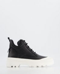 BOTKI DAMSKIE 4466213 BLACK. Czarne botki Venezia, bez wzorów, ze skóry, bez obcasa, bez zapięcia. Za 199.00 zł.