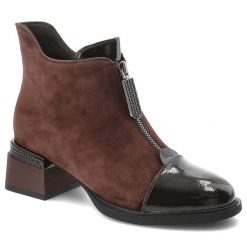 Botki damskie D&A o eleganckim fasonie z ozdobnym zamkiem lakierowanymi detalami i stabilnym obcasem brązowe, CR62-3198 Chocolate. Brązowe botki S.BARSKI, bez wzorów, eleganckie, bez obcasa, na obcasie, bez zapięcia. Za 459.00 zł.