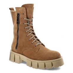 Botki damskie Lamanti, na grubej traktorowej podeszwie sznurowane z bocznym zamkiem, brązowe, 950 J 226. Brązowe botki LAMANTI, bez wzorów, bez obcasa, na obcasie, bez zapięcia. Za 359.00 zł.