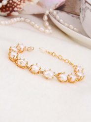 L'Atelier de Gaia Pozłacana bransoletka z perłami rozmiar: onesize. Białe bransoletki L'Atelier de Gaia, z perłą, pozłacane. Za 78.99 zł.