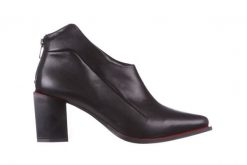 Botki Bayla-195 20K-7204 Black 195022, Czarny, Skóra naturalna - 40. Czarne botki Bayla, bez wzorów, ze skóry, bez obcasa, bez zapięcia. W wyprzedaży za 249.00 zł.