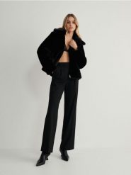 Kurtka ze sztucznego futerka - czarny. Czarne kurtki Reserved, l, bez wzorów, z futra, bez kaptura. W wyprzedaży za 59.99 zł.