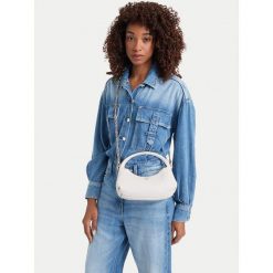 Torebka Guess. Białe kopertówki Guess, z aplikacjami, wizytowe, bez dodatków. Za 494.99 zł.