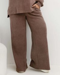 Oversizowe prążkowane spodnie Good Day Ahead na gumce z kieszeniami w kolorze taupe/chłodna mokka Plus Size Oversize. Białe spodnie materiałowe Moda Size Plus Iwanek, bez wzorów, z dresówki, długie, trekkingowe. Za 199.90 zł.