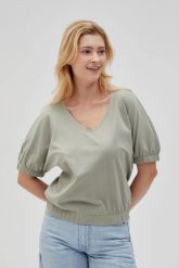 Bawełniana bluzka z bufiastymi rękawami oliwkowa. Zielone bluzki MOODO, l, bez wzorów, z bawełny, bez kołnierzyka, bez ramiączek. Za 54.99 zł.
