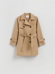 Trencz z paskiem - beżowy. Brązowe płaszcze Reserved, bez wzorów, z tkaniny, bez kaptura. W wyprzedaży za 109.99 zł.