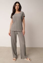 Szare Szerokie Spodnie z Wysokim Stanem ze Zwiewnej Tkaniny z Plisami Galiris. Szare spodnie materiałowe Born2be, bez wzorów, z jeansu, biznesowe, z podwyższonym stanem, długie. Za 59.99 zł.