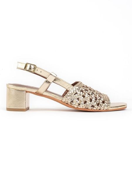 Les BAGATELLES Skórzane sandały "Kama" w kolorze złotym rozmiar: 40. Żółte sandały Les BAGATELLES, bez wzorów, ze skóry, bez obcasa, na koturnie, bez zapięcia. Za 287.95 zł.