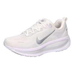 Buty biegowe Nike Vomero 18 Białe/Metaliczny Srebrny. Białe buty do biegania Nike, bez wzorów, z materiału, bez zapięcia, do biegania. Za 794.65 zł.