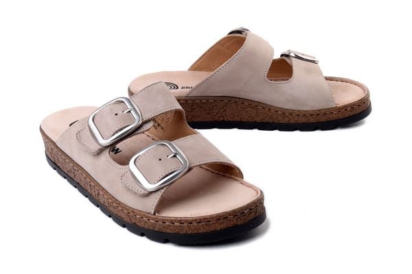 Dr. Brinkmann 701077-08 beżowy, klapki damskie. Brązowe klapki Dr. Brinkmann, bez wzorów, ze skóry, bez obcasa, bez zapięcia. Za 269.90 zł.
