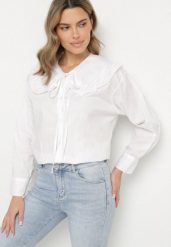 Biała Bawełniana Koszula Retro z Ozdobnym Kołnierzykiem i Wiązaniem Ravselina. Białe koszule Born2be, uniwersalny, bez wzorów, z bawełny, eleganckie, bez kołnierzyka, bez ramiączek. W wyprzedaży za 93.49 zł.