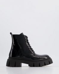 LAKIEROWANE BOTKI 25228602 BLACK. Czarne botki Venezia, bez wzorów, z lakierowanej skóry, bez obcasa, bez zapięcia. Za 319.00 zł.