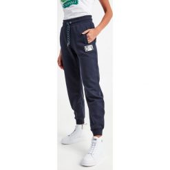 Spodnie dresowe ARMANI EXCHANGE. Szare spodnie dresowe Armani Exchange, z aplikacjami, z dresówki. W wyprzedaży za 353.40 zł.