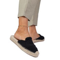 Czarne damskie klapki espadryle. Czarne espadryle bez wzorów, z tkaniny, casualowe, z okrągłym noskiem, bez obcasa, na platformie. Za 85.50 zł.
