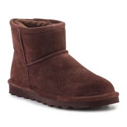 Śniegowce BearPaw Alyssa 2130W-129 brązowe. Brązowe botki bez wzorów, z gumy, eleganckie, bez obcasa, bez zapięcia. Za 613.11 zł.