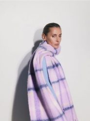 Puszysty szalik z dodatkiem wełny - wielobarwny. Szaliki i kominy Reserved, bez wzorów, z wełny. W wyprzedaży za 69.99 zł.