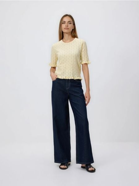 Sweter z wiskozą - jasnożółty. Żółte swetry Reserved, l, bez wzorów, z dzianiny, bez ramiączek. W wyprzedaży za 55.99 zł.