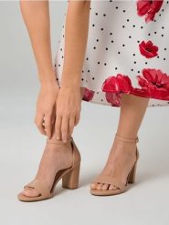 Sandały na słupku ze skórzaną wkładką - beżowy. Brązowe sandały Sinsay, bez wzorów, bez obcasa, na słupku, bez zapięcia. Za 69.99 zł.