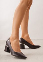 Brązowe Czółenka na Słupku z Wkładką ze Skóry Naturalnej i Metaliczną Aplikacją Nevas. Brązowe czółenka Renee, z aplikacjami, z materiału, z otwartym noskiem, bez obcasa, na słupku, bez zapięcia. Za 119.99 zł.