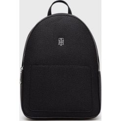 Tommy Hilfiger plecak damski kolor czarny mały gładki. Czarne plecaki Tommy Hilfiger, bez wzorów, do ręki, bez dodatków. W wyprzedaży za 447.99 zł.