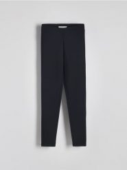 Legginsy z wiskozą - czarny. Czarne legginsy Reserved, bez wzorów, z dzianiny. W wyprzedaży za 49.99 zł.