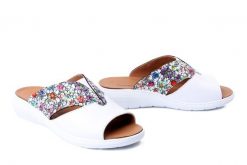 COMFORTABEL 700931-03 weiss, klapki damskie. Białe klapki Comfortabel, bez wzorów, ze skóry, bez obcasa, na koturnie, bez zapięcia. Za 246.42 zł.