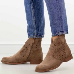 Coffee zamszowe ażurowe botki damskie S.Barski 8026. Botki S.BARSKI, w ażurowe wzory, z jeansu, eleganckie, z okrągłym noskiem, bez obcasa, na płaskiej podeszwie, bez zapięcia. Za 229.00 zł.