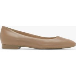 Beżowe baleriny z kwadratowym noskiem AUDREY. Brązowe baleriny Ryłko, bez wzorów, ze skóry, bez obcasa, na płaskiej podeszwie, bez zapięcia. Za 249.99 zł.
