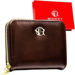 Mały, brązowy portfel damski wykonany ze skóry ekologicznej zamykany na suwak - Rovicky. Brązowe portfele ROVICKY, bez wzorów, ze skóry ekologicznej. Za 29.99 zł.