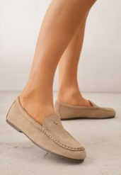 Beżowe Mokasyny VICES ze Skórzaną Wkładką i Metalową Ozdobą Aquilin. Brązowe mokasyny Born2be, z aplikacjami, z materiału, z okrągłym noskiem. Za 89.99 zł.