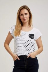 Bluzka ze wzorem koropek i krótkimi rękawami biała. Białe bluzki MOODO, l, bez wzorów, bez kołnierzyka, bez ramiączek. W wyprzedaży za 24.99 zł.