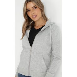 Jasnoszara Bluza z Kapturem Zapinana na Suwak Erekai. Szare bluzy Born2be, l, bez wzorów, z dzianiny, sportowe, bez ramiączek, z kapturem. W wyprzedaży za 93.49 zł.