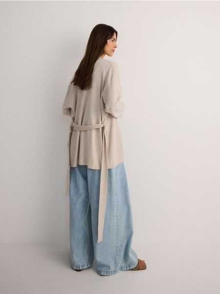 Długi kardigan z wiązaniem - beżowy. Brązowe swetry Reserved, l, bez wzorów, z dzianiny, bez ramiączek. W wyprzedaży za 79.99 zł.